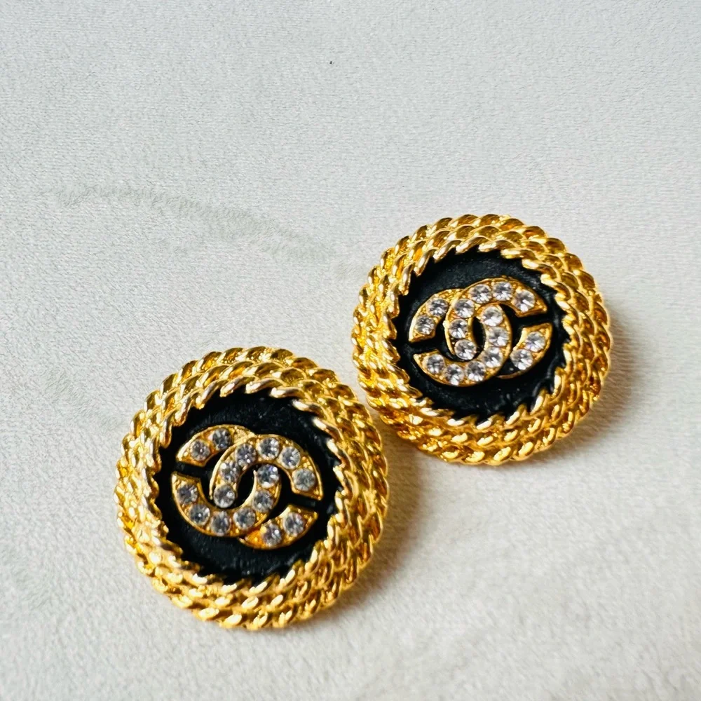 Like New ✨CHANEL vintage gold plated earrings ,crystal CC.